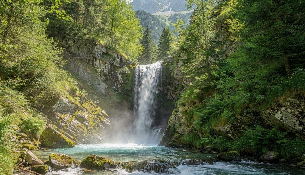 Explorez la majestueuse cascade du Pont d'Espagne à Cauterets