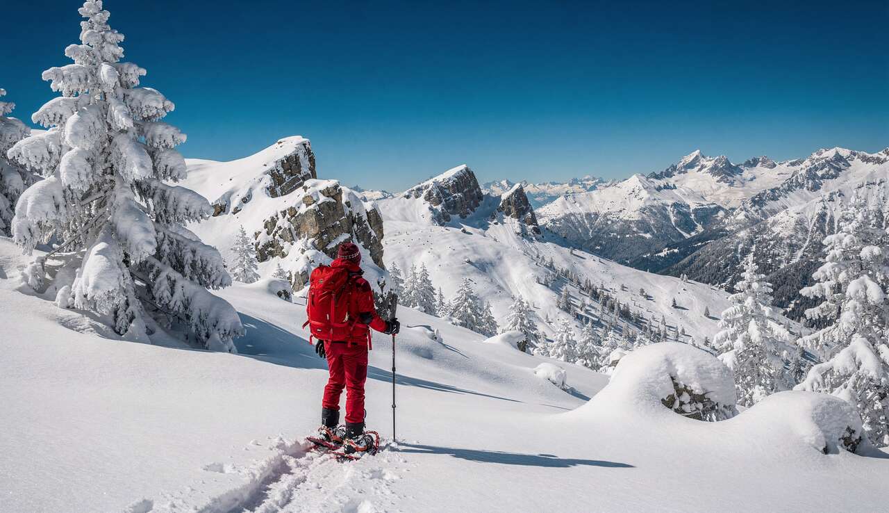 Introduction &agrave; la randonn&eacute;e en raquettes au col du viallet