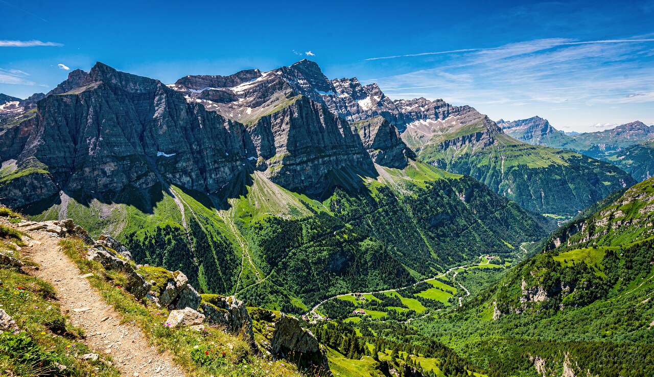 Randonn&eacute;e jusqu'aux sommets avec vue sur le mont valier
