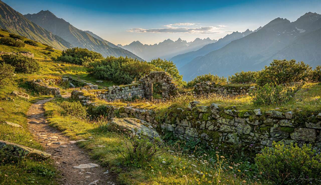 D&eacute;couverte des tr&eacute;sors arch&eacute;ologiques sur le circuit d'eyne
